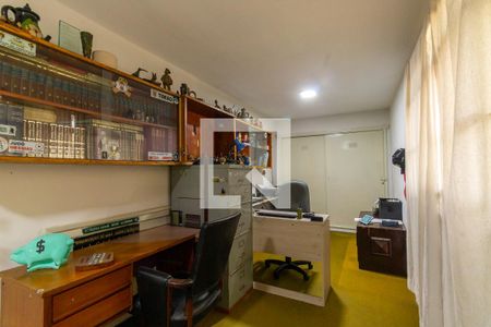 Casa à venda com 300m², 3 quartos e 3 vagas Casa à venda com 300m², 3 quartos e 3 vagasEscritório