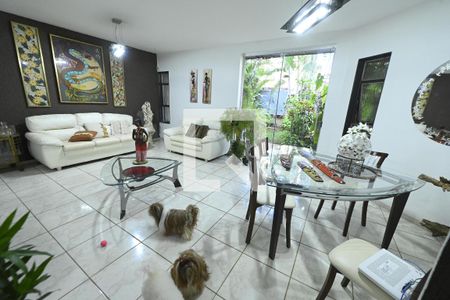 Sala  de casa para alugar com 4 quartos, 360m² em Vila Santa Isabel, Goiânia