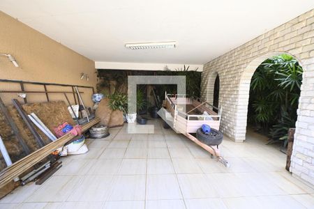 Garagem de casa para alugar com 4 quartos, 360m² em Vila Santa Isabel, Goiânia