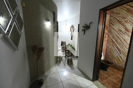 Hall de entrada de casa para alugar com 4 quartos, 360m² em Vila Santa Isabel, Goiânia