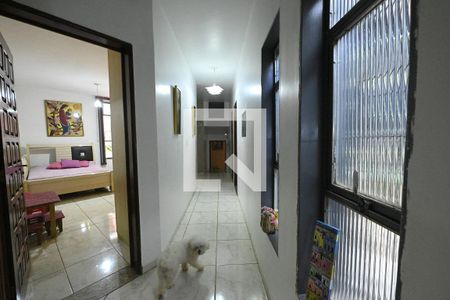Corredor de acesso aos quartos de casa para alugar com 4 quartos, 360m² em Vila Santa Isabel, Goiânia