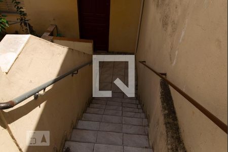 Casa à venda com 220m², 4 quartos e 2 vagas Casa à venda com 220m², 4 quartos e 2 vagasEscada