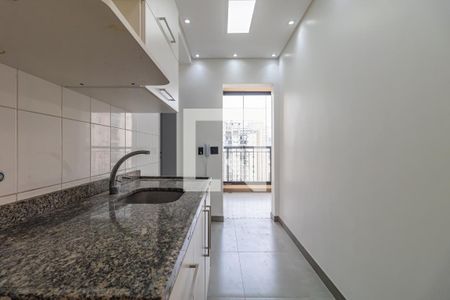 Cozinha de apartamento para alugar com 2 quartos, 76m² em Jardim Tupanci, Barueri