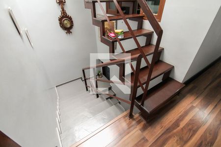 Casa para alugar com 164m², 3 quartos e 3 vagas Casa para alugar com 164m², 3 quartos e 3 vagasEscada
