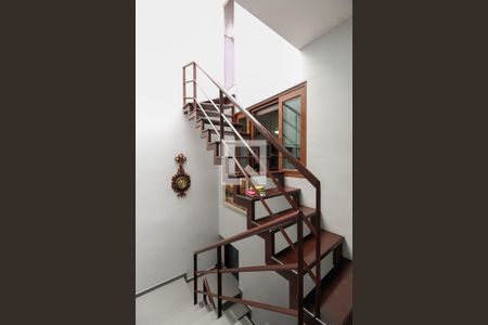 Casa para alugar com 164m², 3 quartos e 3 vagas Casa para alugar com 164m², 3 quartos e 3 vagasEscada