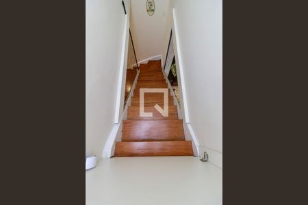 Casa à venda com 104m², 2 quartos e 2 vagas Casa à venda com 104m², 2 quartos e 2 vagasEscada