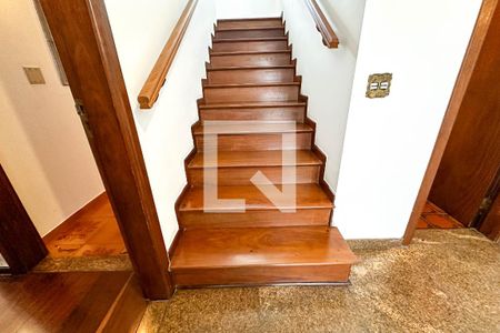 Casa à venda com 393m², 4 quartos e 4 vagas Casa à venda com 393m², 4 quartos e 4 vagasEscada