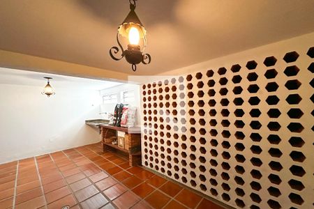 Casa à venda com 393m², 4 quartos e 4 vagas Casa à venda com 393m², 4 quartos e 4 vagasAdega