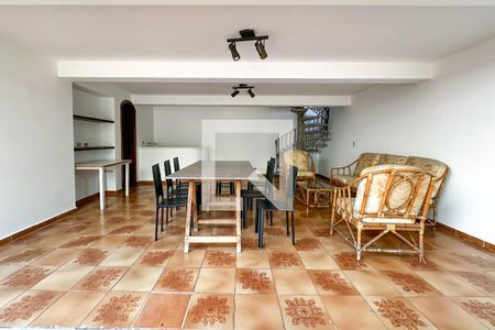 Casa à venda com 393m², 4 quartos e 4 vagas Casa à venda com 393m², 4 quartos e 4 vagasSalão de Festas