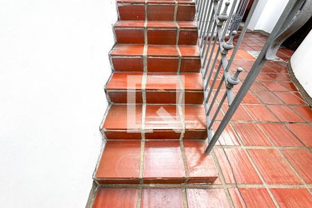 Casa à venda com 393m², 4 quartos e 4 vagas Casa à venda com 393m², 4 quartos e 4 vagasEscada