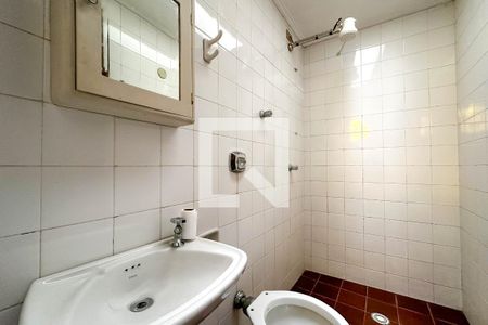 Casa à venda com 393m², 4 quartos e 4 vagas Casa à venda com 393m², 4 quartos e 4 vagasBanheiro de Serviço