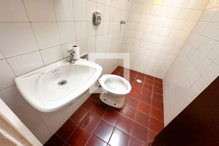 Casa à venda com 393m², 4 quartos e 4 vagas Casa à venda com 393m², 4 quartos e 4 vagasBanheiro de Serviço