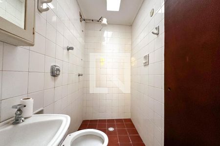 Casa à venda com 393m², 4 quartos e 4 vagas Casa à venda com 393m², 4 quartos e 4 vagasBanheiro de Serviço