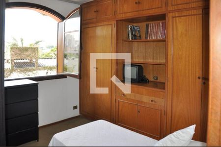 Casa à venda com 393m², 4 quartos e 4 vagas Casa à venda com 393m², 4 quartos e 4 vagasQuarto 4