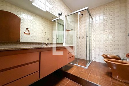 Casa à venda com 393m², 4 quartos e 4 vagas Casa à venda com 393m², 4 quartos e 4 vagasBanheiro do Quarto 1