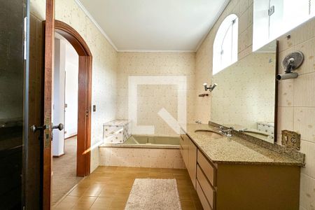 Casa à venda com 393m², 4 quartos e 4 vagas Casa à venda com 393m², 4 quartos e 4 vagasBanheiro do Quarto 3