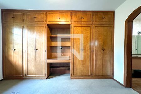 Casa à venda com 393m², 4 quartos e 4 vagas Casa à venda com 393m², 4 quartos e 4 vagasQuarto 1 - Suite