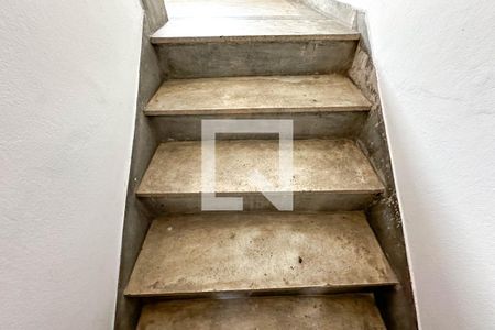 Casa à venda com 393m², 4 quartos e 4 vagas Casa à venda com 393m², 4 quartos e 4 vagasEscada