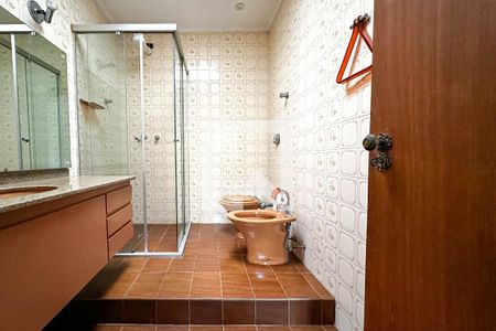 Casa à venda com 393m², 4 quartos e 4 vagas Casa à venda com 393m², 4 quartos e 4 vagasBanheiro do Quarto 1