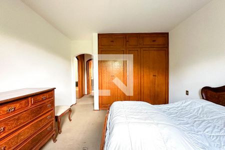 Casa à venda com 393m², 4 quartos e 4 vagas Casa à venda com 393m², 4 quartos e 4 vagasQuarto 2 - Suite