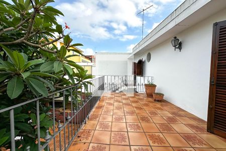 Casa à venda com 393m², 4 quartos e 4 vagas Casa à venda com 393m², 4 quartos e 4 vagasVaranda