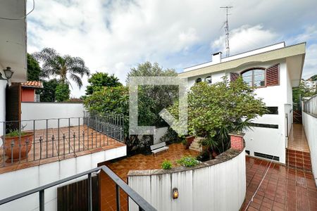 Casa à venda com 393m², 4 quartos e 4 vagas Casa à venda com 393m², 4 quartos e 4 vagasVista