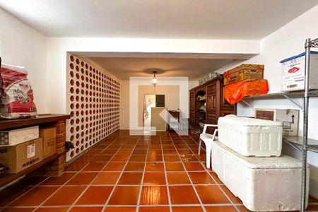 Casa à venda com 393m², 4 quartos e 4 vagas Casa à venda com 393m², 4 quartos e 4 vagasAdega