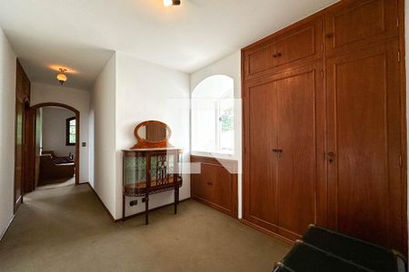 Casa à venda com 393m², 4 quartos e 4 vagas Casa à venda com 393m², 4 quartos e 4 vagasCorredor