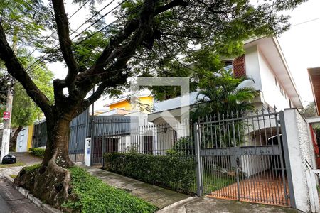 Casa à venda com 393m², 4 quartos e 4 vagas Casa à venda com 393m², 4 quartos e 4 vagasFachada