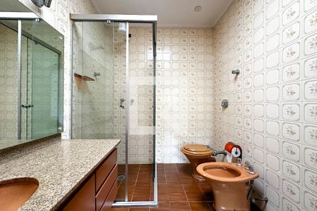 Casa à venda com 393m², 4 quartos e 4 vagas Casa à venda com 393m², 4 quartos e 4 vagasBanheiro do Quarto 1