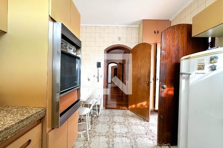 Casa à venda com 393m², 4 quartos e 4 vagas Casa à venda com 393m², 4 quartos e 4 vagasCopa e Cozinha