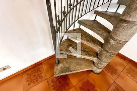 Casa à venda com 393m², 4 quartos e 4 vagas Casa à venda com 393m², 4 quartos e 4 vagasEscada