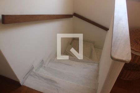 Casa à venda com 156m², 3 quartos e 2 vagasEscada