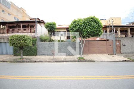 Casa à venda com 360m², 4 quartos e 2 vagasFachada