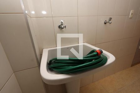 Casa para alugar com 320m², 5 quartos e 2 vagasLavanderia -  fundos