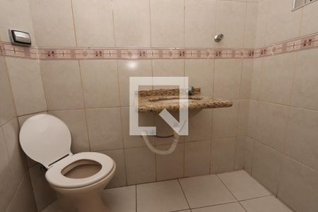 Banheiro Social - fundos de casa para alugar com 5 quartos, 320m² em Jardim Santa Terezinha (zona Leste), São Paulo