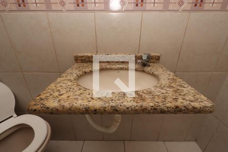 Casa para alugar com 320m², 5 quartos e 2 vagasBanheiro Social - fundos
