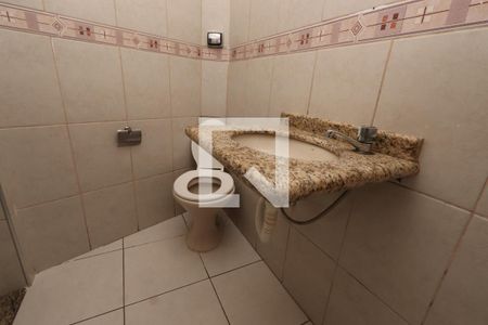 Casa para alugar com 320m², 5 quartos e 2 vagasBanheiro Social - fundos