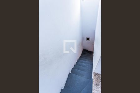 Casa à venda com 56m², 2 quartos e 1 vaga Casa à venda com 56m², 2 quartos e 1 vagaEscada