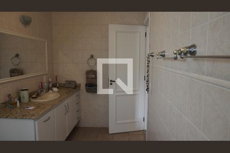 Casa à venda com 300m², 5 quartos e 4 vagasBanheiro da Suíte 2