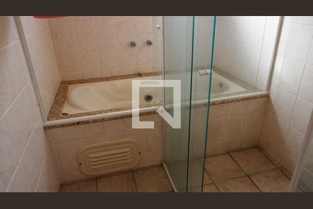 Casa à venda com 300m², 5 quartos e 4 vagasBanheiro da Suíte