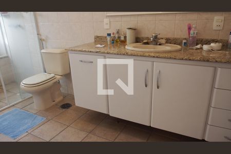 Casa à venda com 300m², 5 quartos e 4 vagasBanheiro da Suíte 2