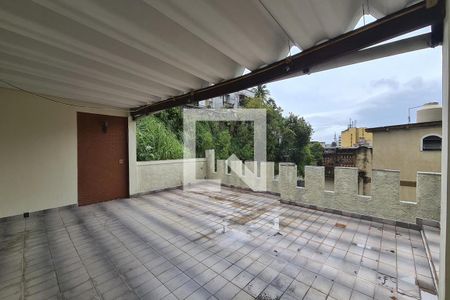 Casa de condomínio à venda com 300m², 5 quartos e 2 vagas Casa de condomínio à venda com 300m², 5 quartos e 2 vagasTerraço