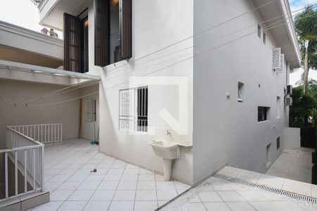 Casa à venda com 625m², 4 quartos e 6 vagas Casa à venda com 625m², 4 quartos e 6 vagasQuintal