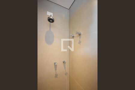 Casa à venda com 625m², 4 quartos e 6 vagas Casa à venda com 625m², 4 quartos e 6 vagasChuveiro do Banheiro da Suíte 1