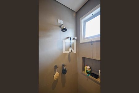 Casa à venda com 625m², 4 quartos e 6 vagas Casa à venda com 625m², 4 quartos e 6 vagasChuveiro do Banheiro da Suíte 2