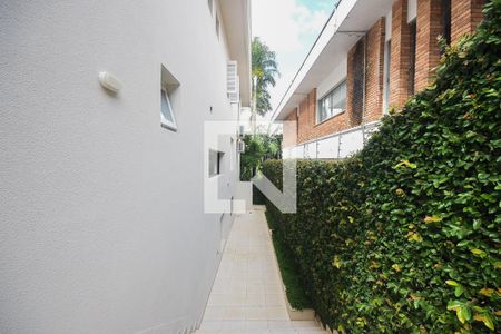 Casa à venda com 625m², 4 quartos e 6 vagas Casa à venda com 625m², 4 quartos e 6 vagasLateral