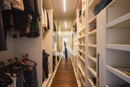 Casa à venda com 625m², 4 quartos e 6 vagas Casa à venda com 625m², 4 quartos e 6 vagasArmário da Suíte 4