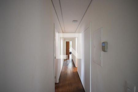 Casa à venda com 625m², 4 quartos e 6 vagas Casa à venda com 625m², 4 quartos e 6 vagasCorredor