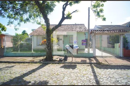 Casa à venda com 240m², 3 quartos e 4 vagas Casa à venda com 240m², 3 quartos e 4 vagasFachada